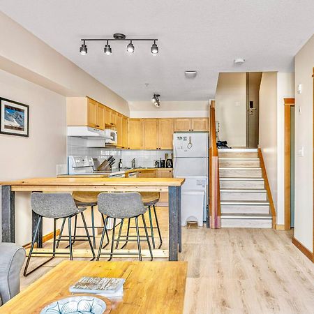 Canmore Mountain View Loft Apartment Heated Outdoor Pool Eksteriør billede