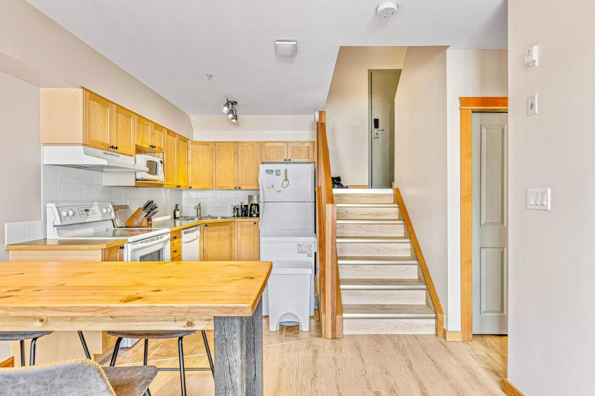 Canmore Mountain View Loft Apartment Heated Outdoor Pool Eksteriør billede