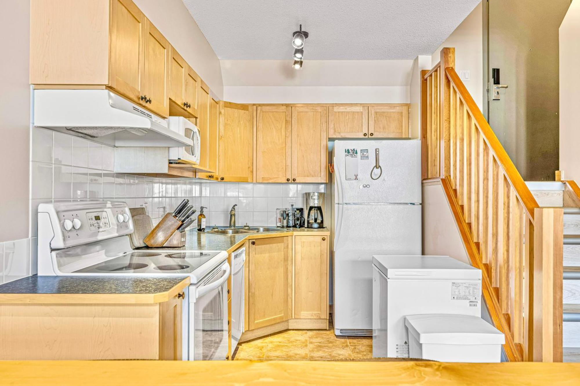 Canmore Mountain View Loft Apartment Heated Outdoor Pool Eksteriør billede