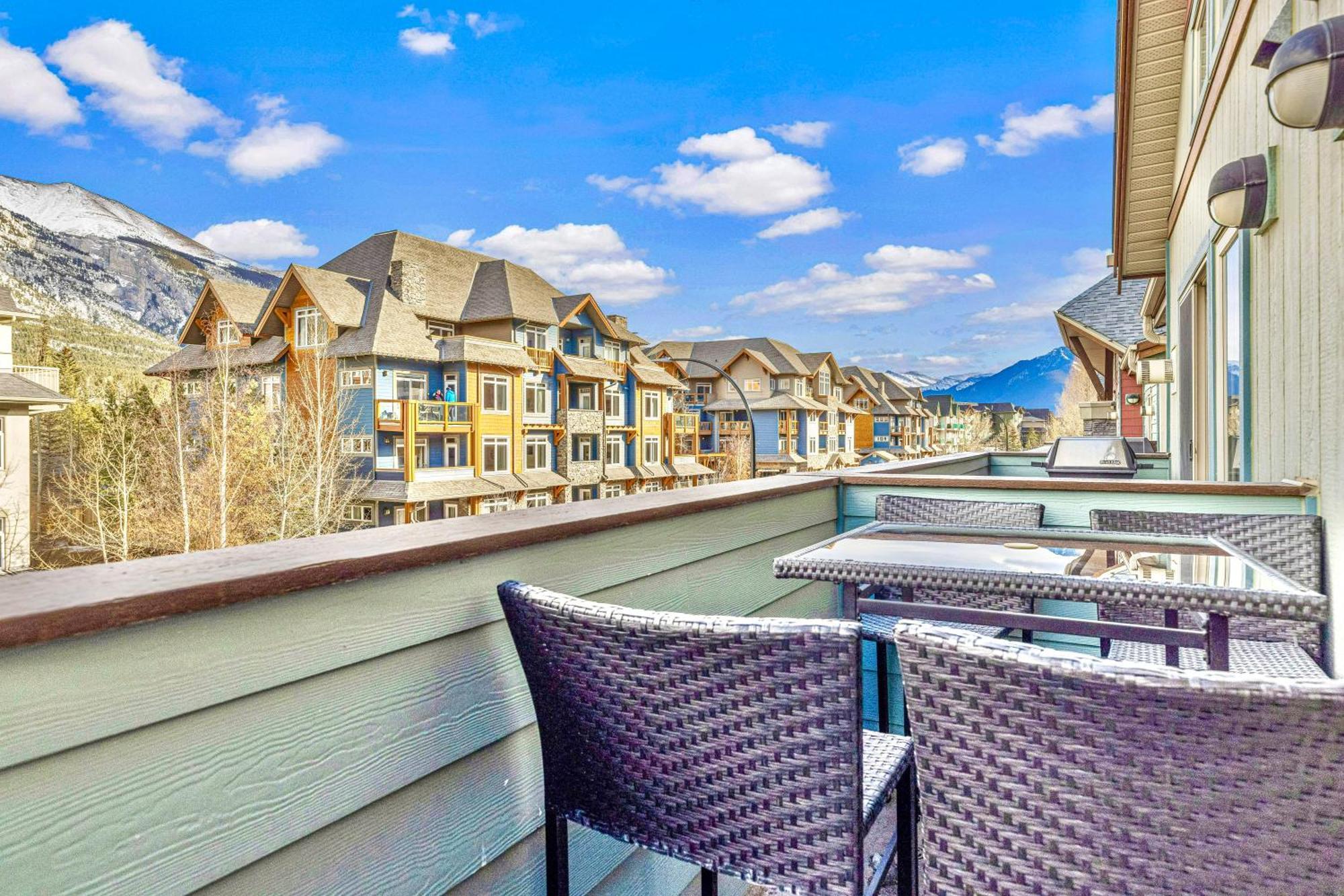 Canmore Mountain View Loft Apartment Heated Outdoor Pool Eksteriør billede