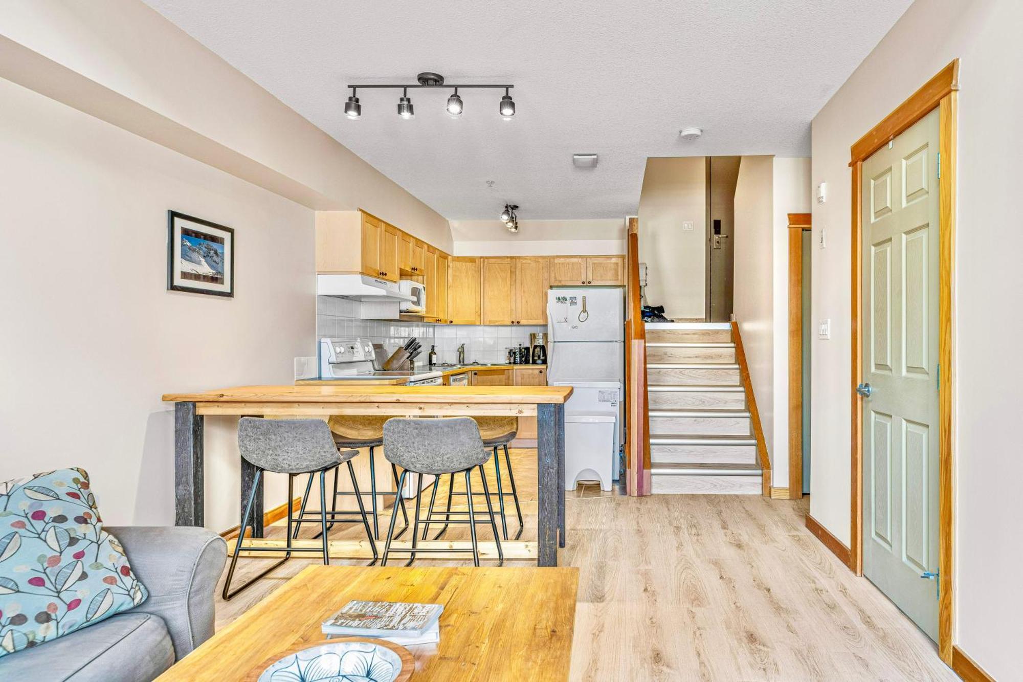 Canmore Mountain View Loft Apartment Heated Outdoor Pool Eksteriør billede