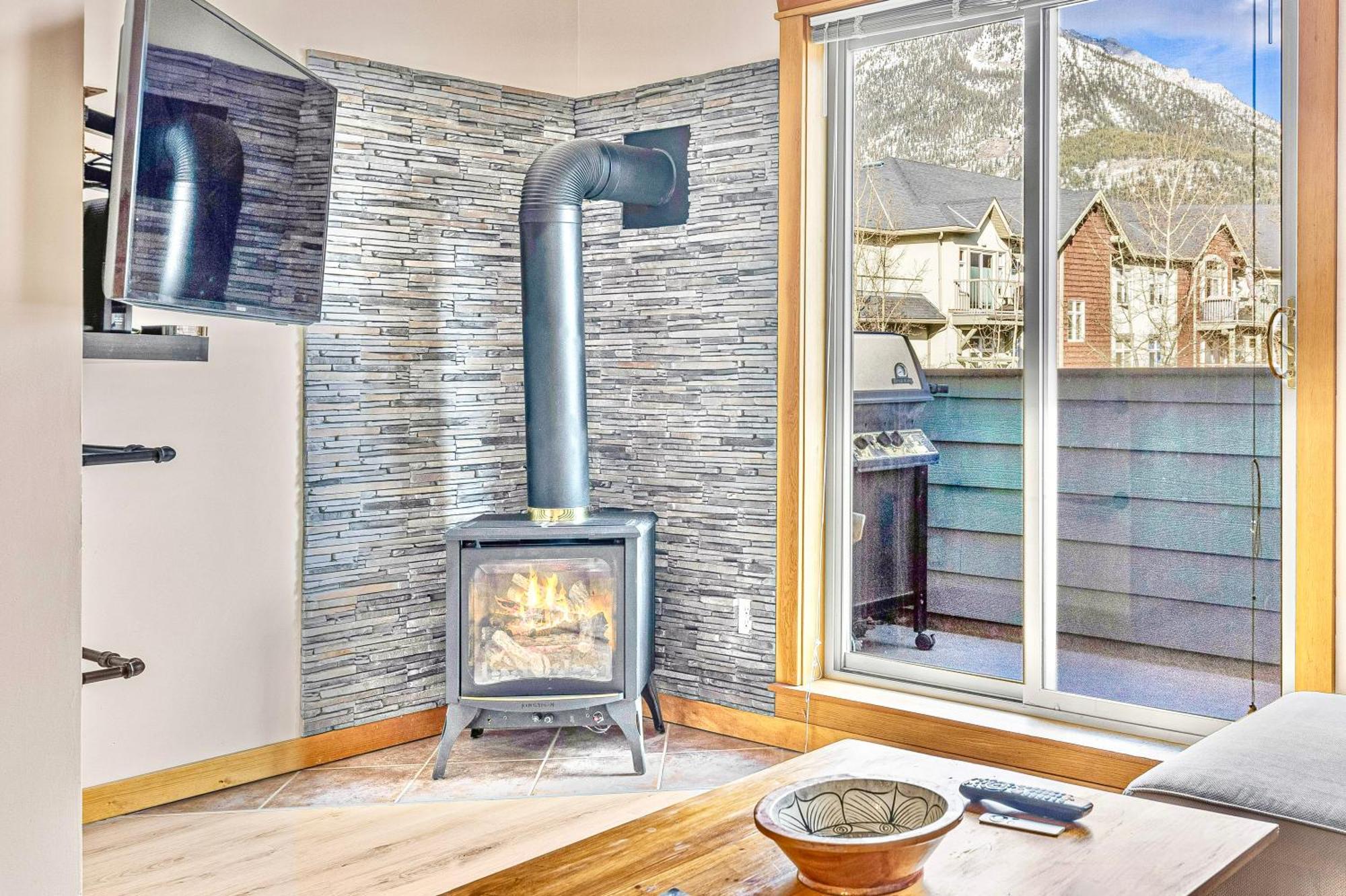 Canmore Mountain View Loft Apartment Heated Outdoor Pool Eksteriør billede