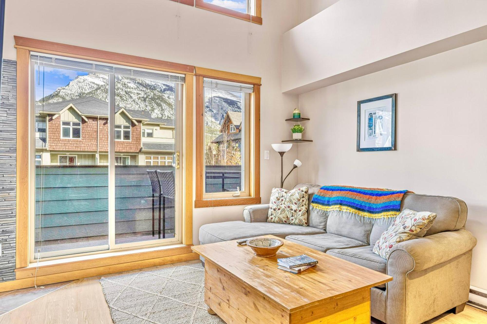 Canmore Mountain View Loft Apartment Heated Outdoor Pool Eksteriør billede