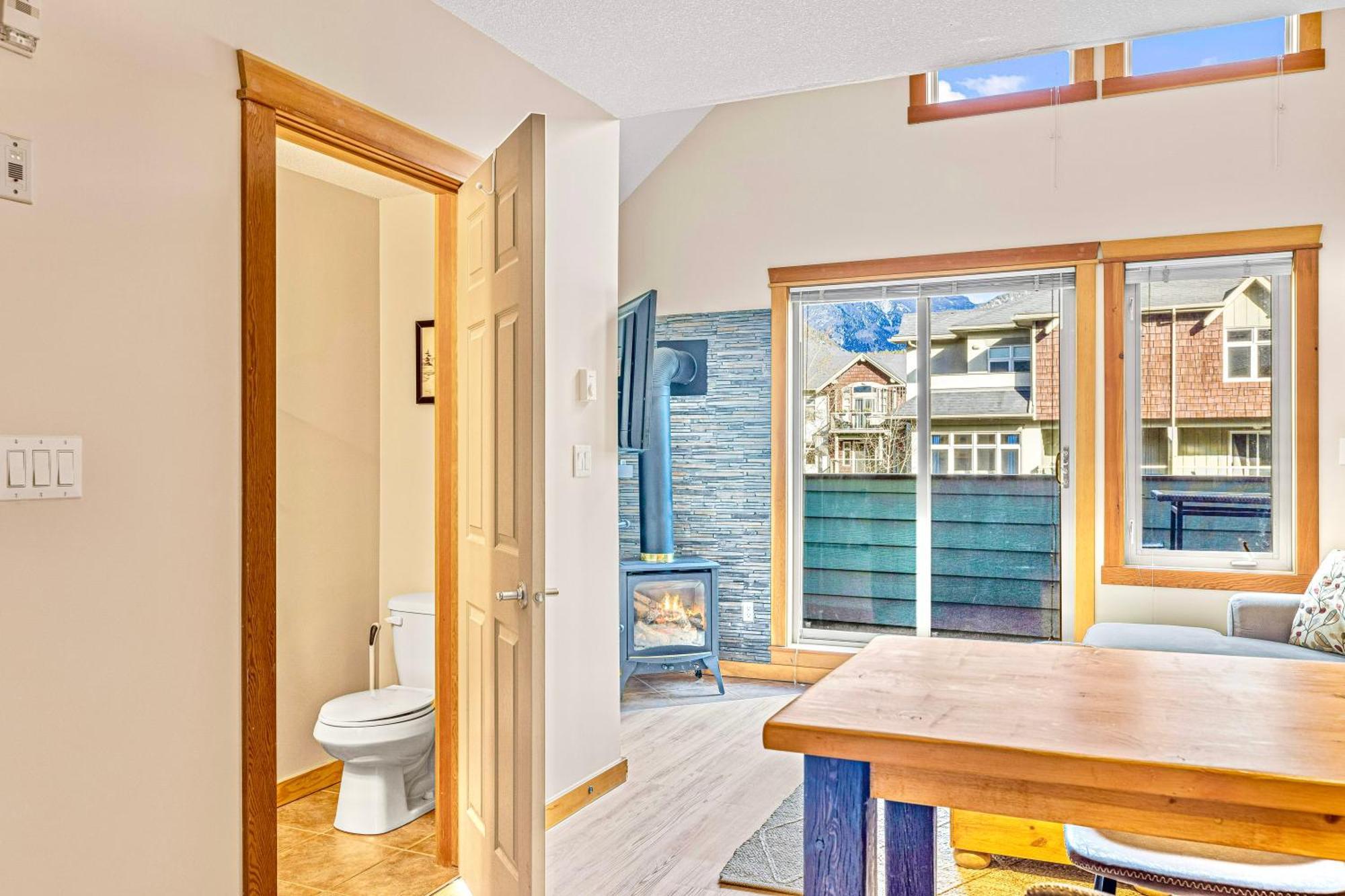 Canmore Mountain View Loft Apartment Heated Outdoor Pool Eksteriør billede