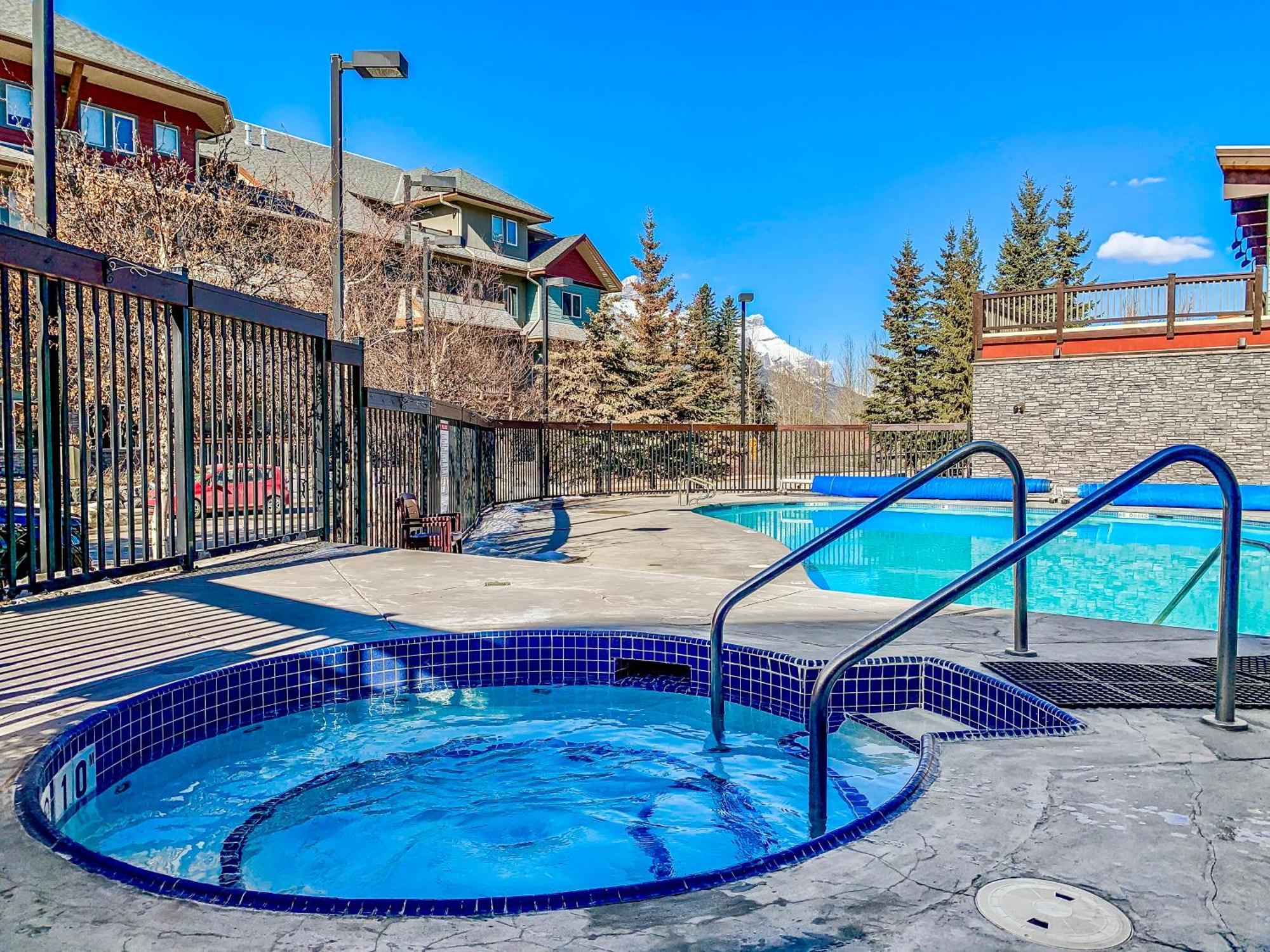 Canmore Mountain View Loft Apartment Heated Outdoor Pool Eksteriør billede
