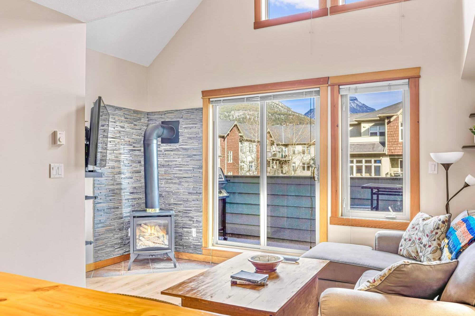 Canmore Mountain View Loft Apartment Heated Outdoor Pool Eksteriør billede