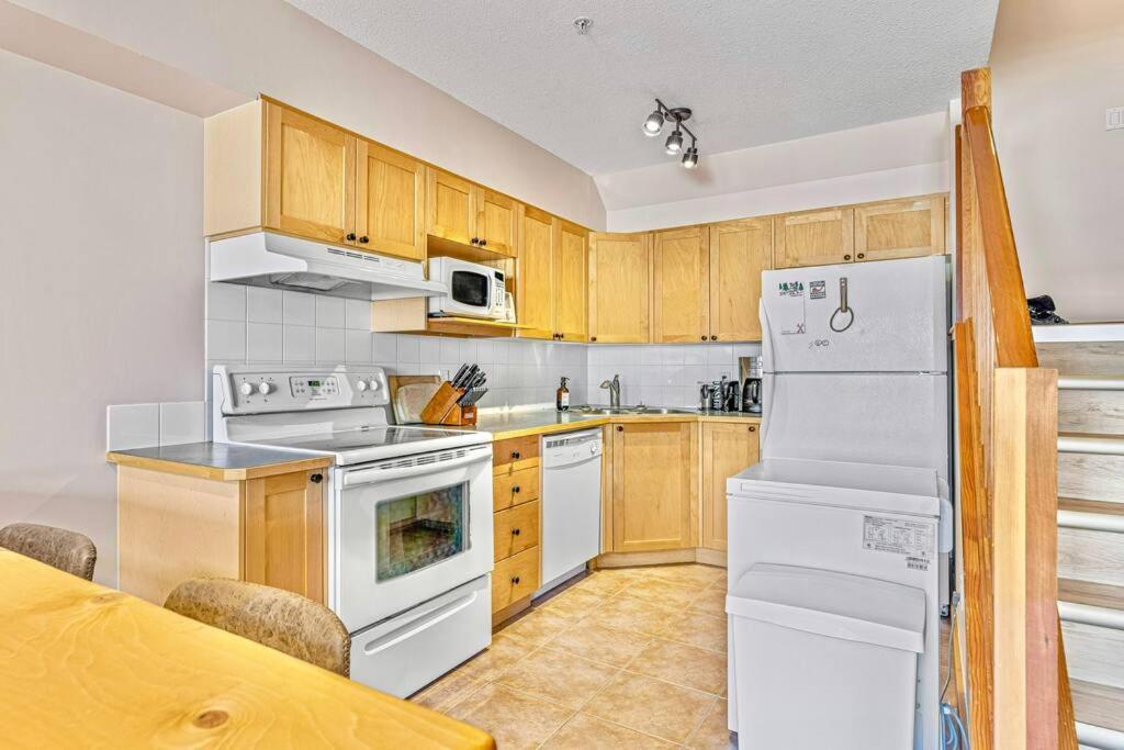 Canmore Mountain View Loft Apartment Heated Outdoor Pool Eksteriør billede