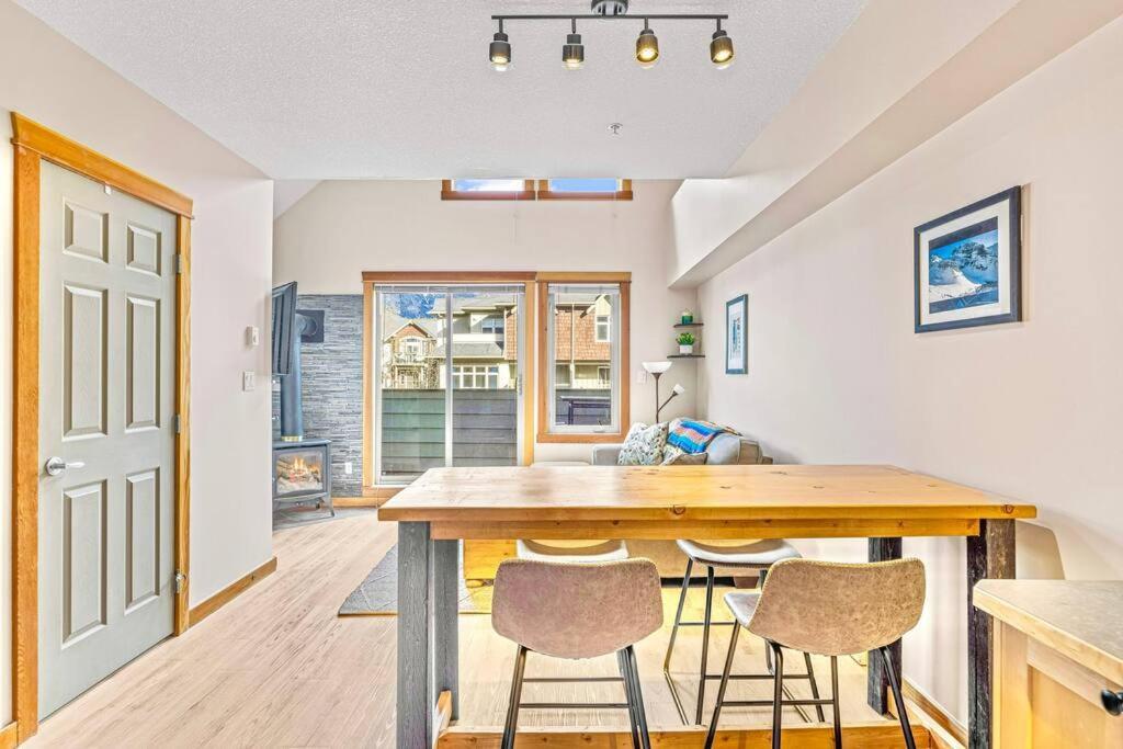 Canmore Mountain View Loft Apartment Heated Outdoor Pool Eksteriør billede