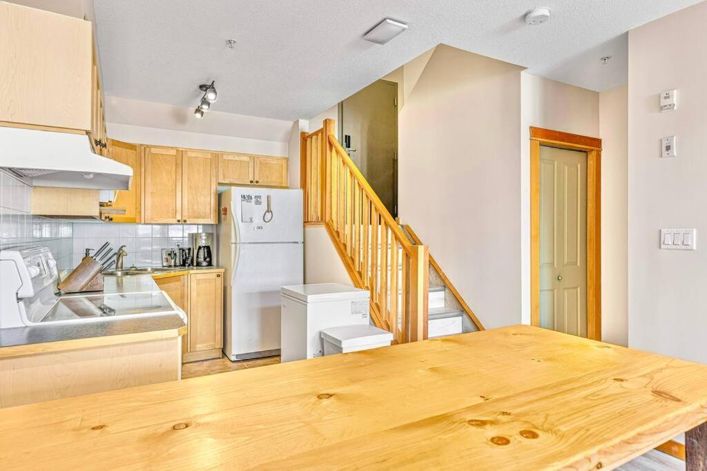 Canmore Mountain View Loft Apartment Heated Outdoor Pool Eksteriør billede