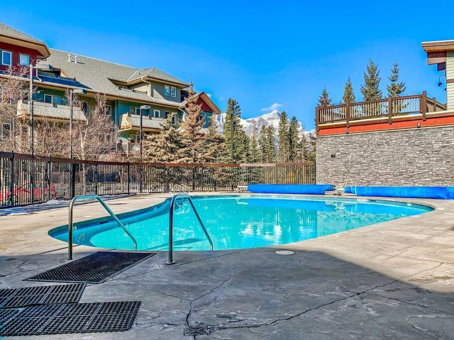 Canmore Mountain View Loft Apartment Heated Outdoor Pool Eksteriør billede